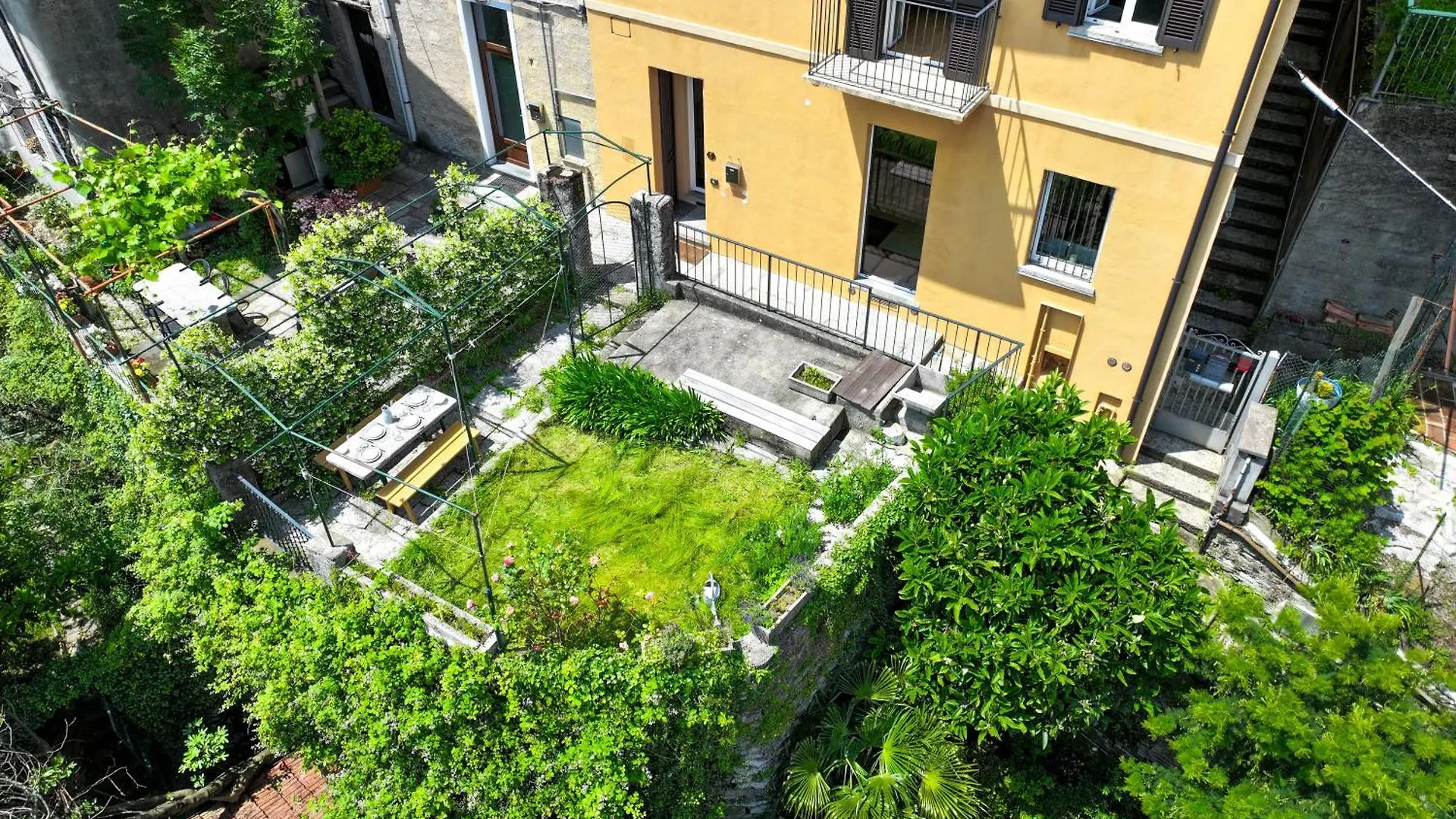 Up & Up - By Myhomeincomo Moltrasio 0*,  Italien